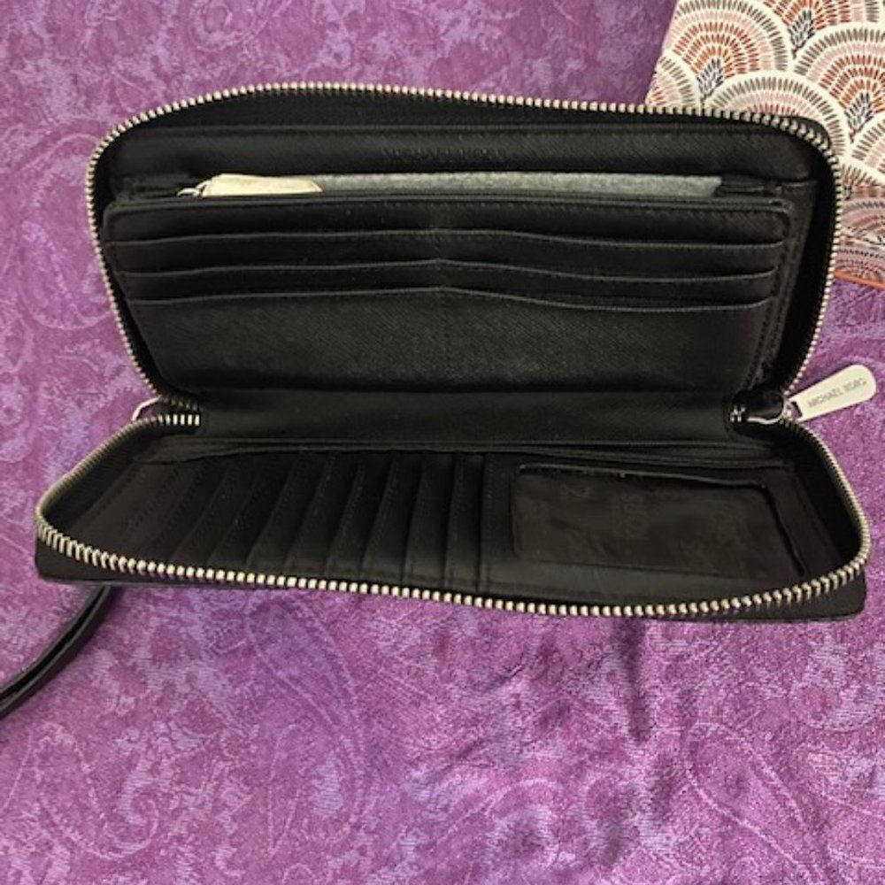 Michael Kors Black Jet Set zip around wallet - Picture 3 of 4